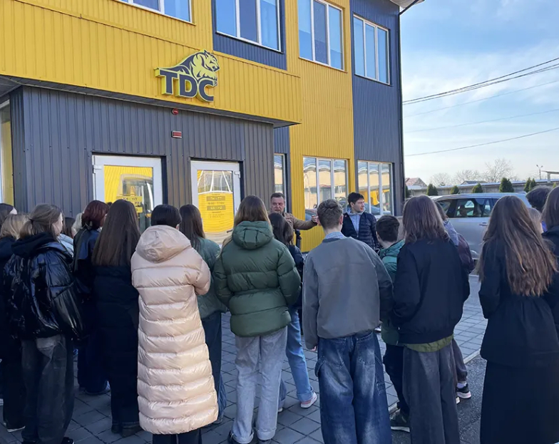 Світ спецтехніки для школярів: TDC гостинно прийняв учнів школи Monomax Світ спецтехніки для школярів: TDC гостинно прийняв учнів школи Monomax